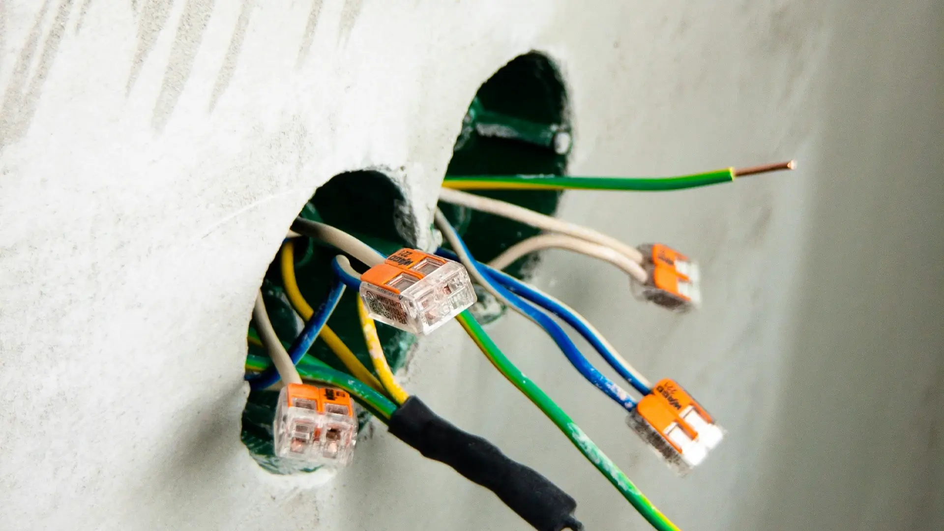 Cableado y herramientas expuestos durante un proceso de remodelación