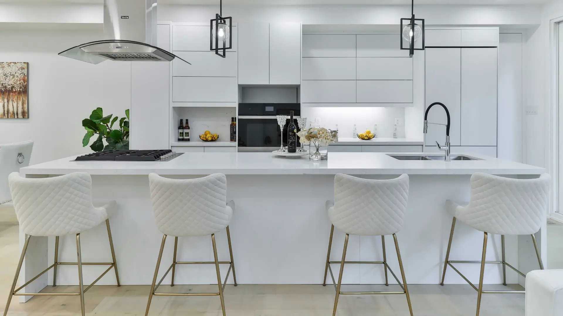 Isla de cocina con barra, tarja y bancos para tres personas