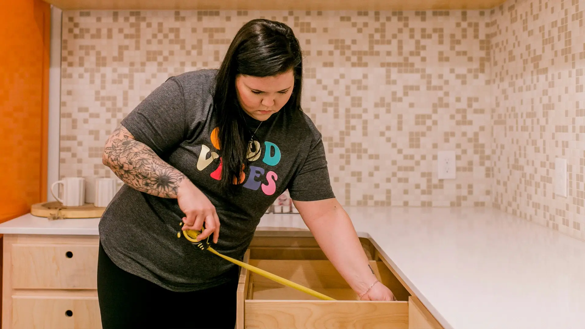 Persona midiendo un cajón para planear la distribución de cocina
