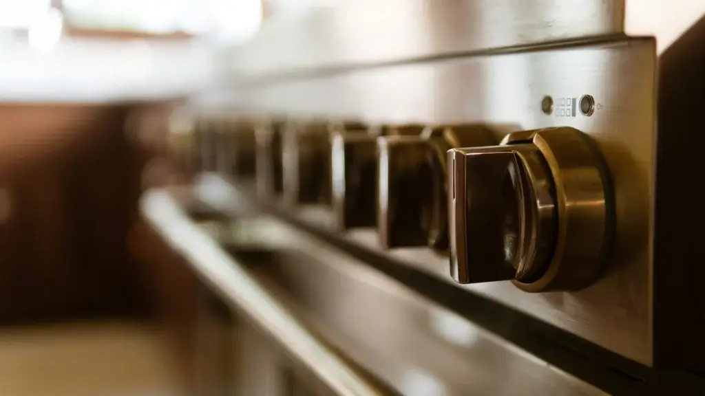 Horno empotrable instalado dentro de un nicho de cocina