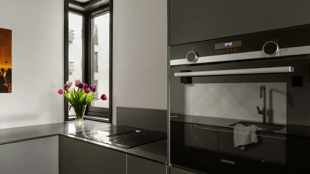 Horno y microondas integrados en nichos independientes dentro de una columna