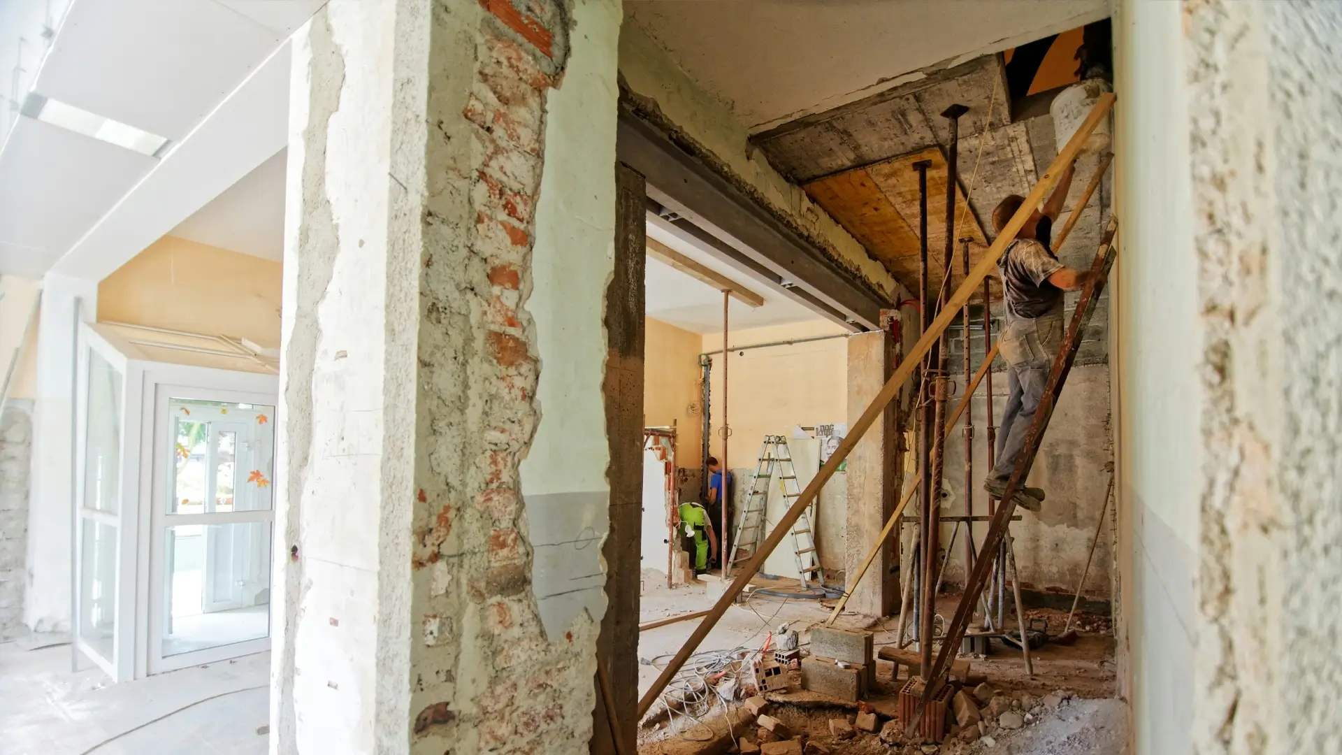 Espacio en proceso de remodelación con herramientas y materiales de obra