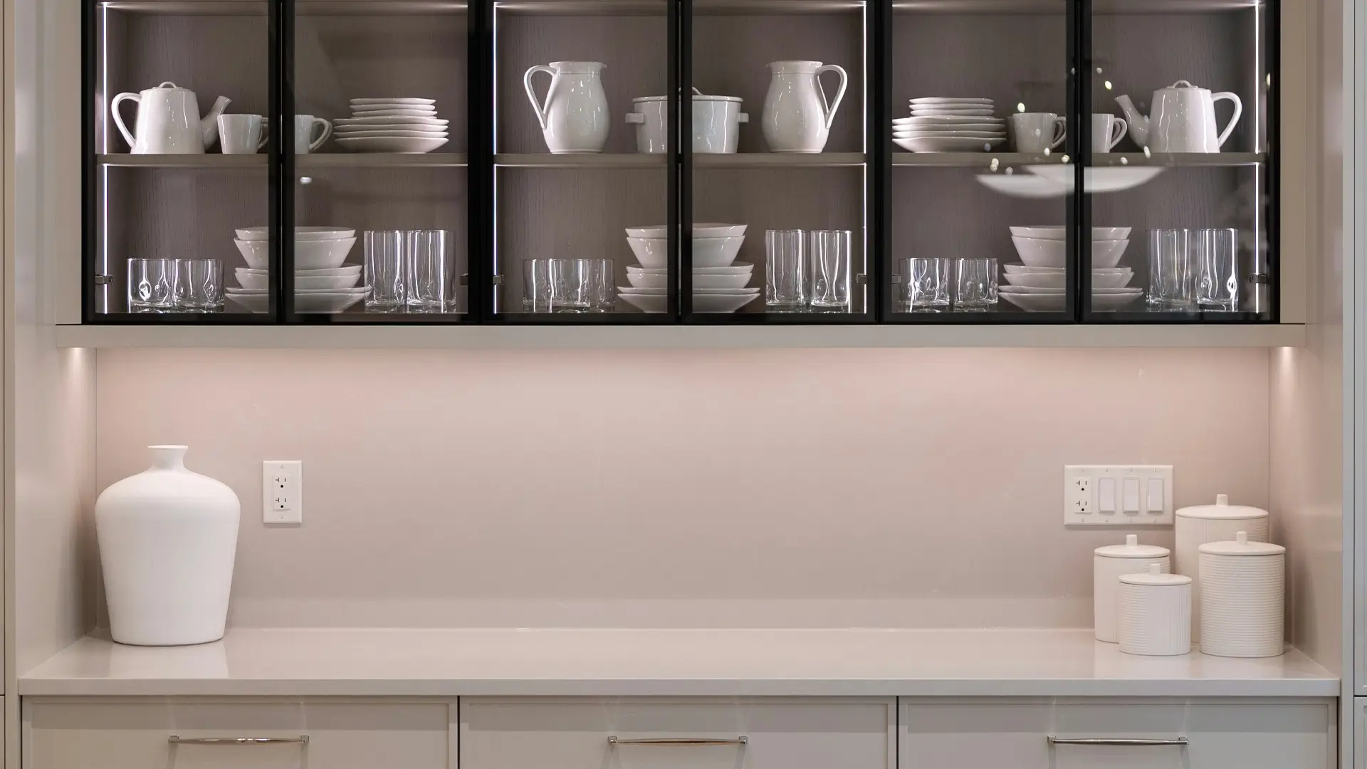 Gabinete de cocina con repisas que almacenan platos, tazas y vasos