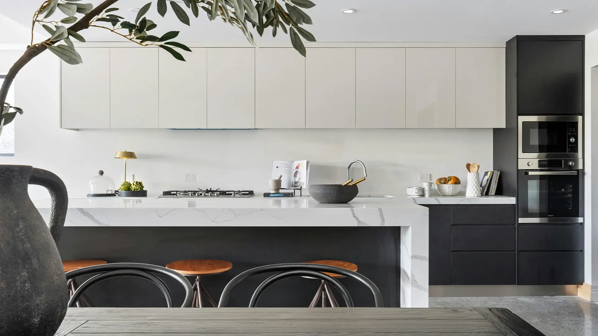 Cocina con cubiertas de granito y electrodomésticos de acero inoxidable
