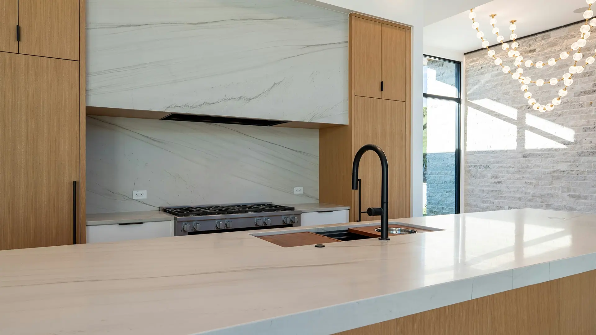 Cocina moderna con cubierta clara y mobiliario de madera