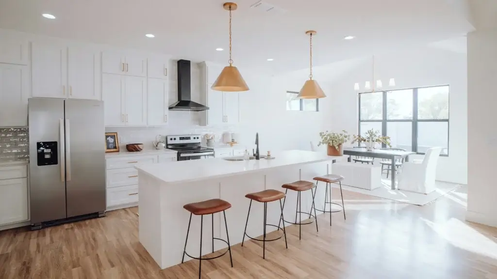 Frentes de gabinetes blancos con herrajes metálicos en una cocina moderna