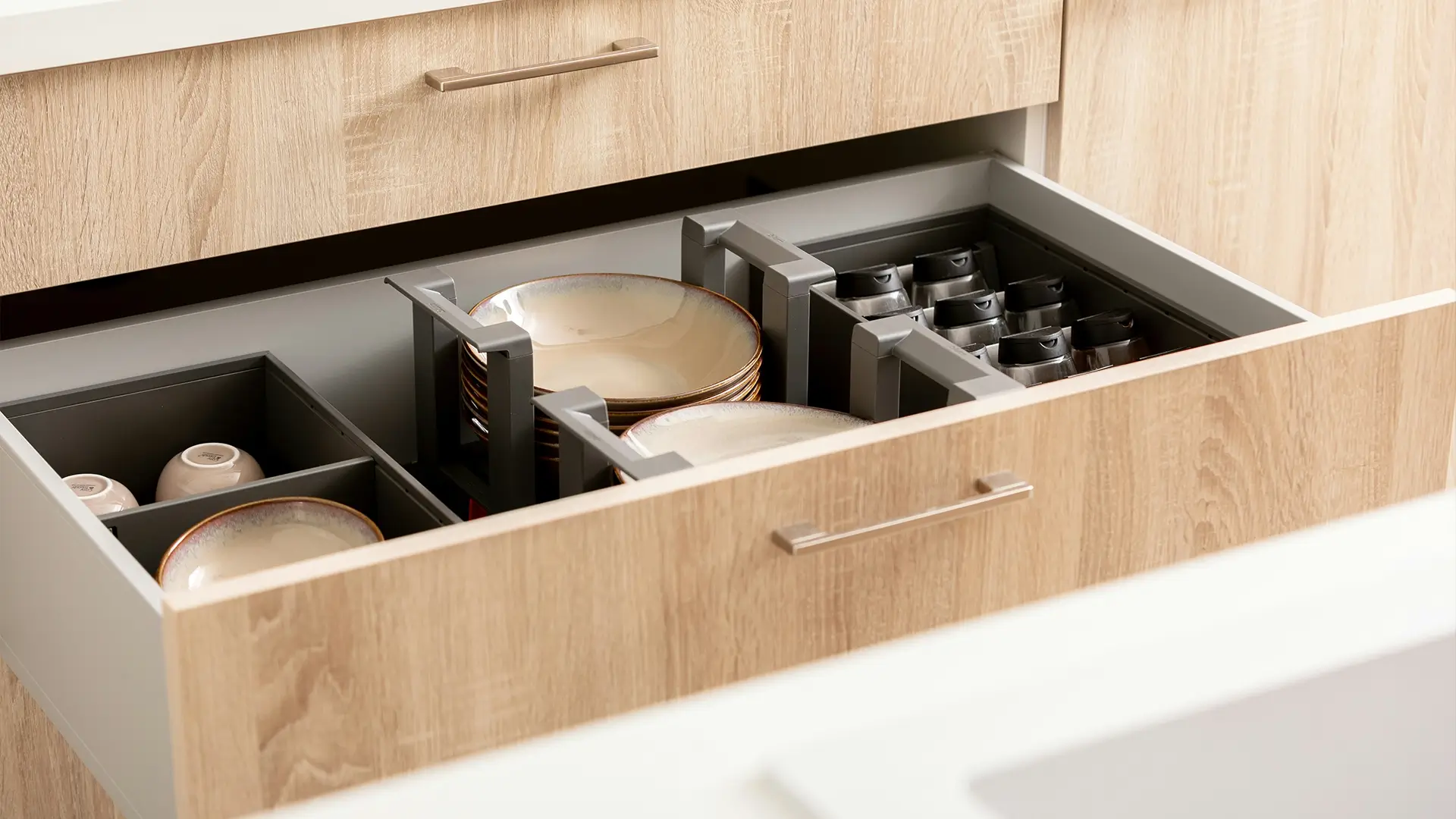 Persona abriendo un cajón dentro de una cocina moderna
