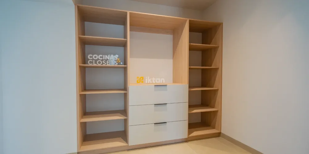 Clóset a medida con cajonera central y estantes laterales en Querétaro — Casa Iktan