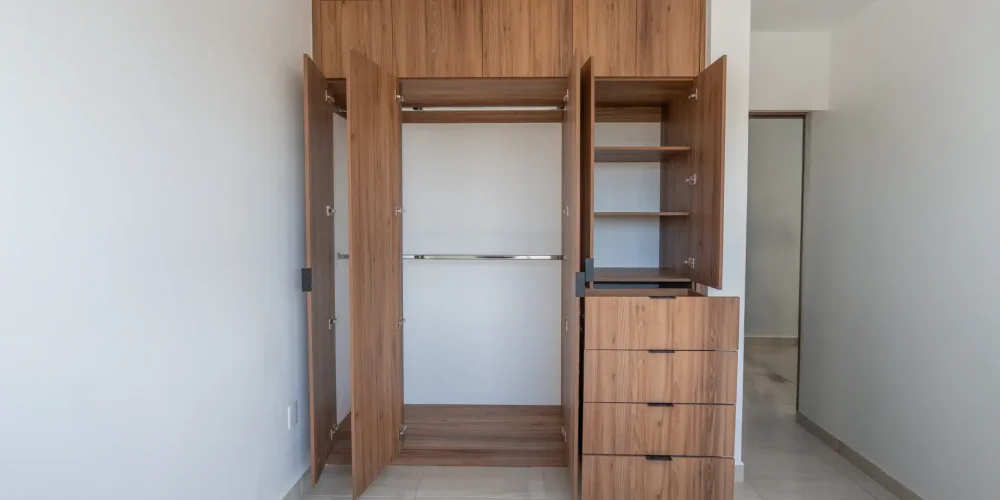 Clóset a medida con puertas abatibles, cajonera y entrepaños en Querétaro — Casa Iktan