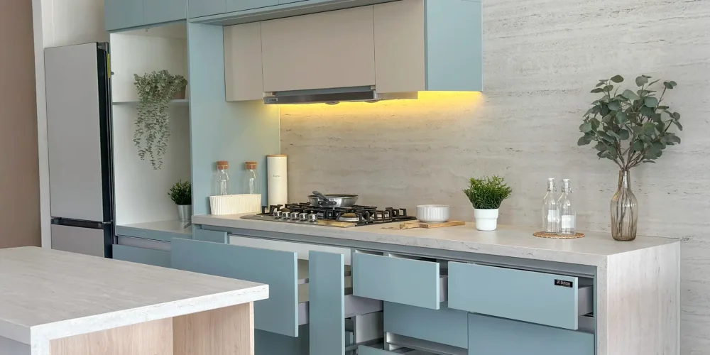 Cocina a medida con mobiliario azul y cajones extraíbles en Querétaro — Casa Iktan